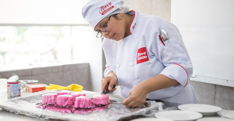 nova-escuela-blog-5-razones-por-las-que-formarte-en-pasteleria-puede-cambiar-tu-futuro-laboral
